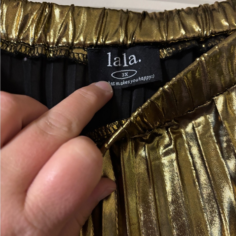 Dressed in Lala Metallic Pleated Midi Skirt in 24 Karat
Gold - Picture 11 of 12